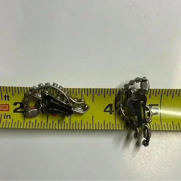 GORGEOUS CLIP ON EARRINGS. DAZZLING RED TIPS. PERFECT FOR A PARTY. - Picture 6 of 9